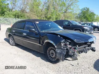 2001 Lincoln Town Car Signature z VIN 1LNHM82W81Y715016, wystawiony jako IAAI lot #42219880 z przebiegiem 126 716 mil mil oraz . Historia ofert i sprzedaży dostępna na DreamBid. Obrazek 1.