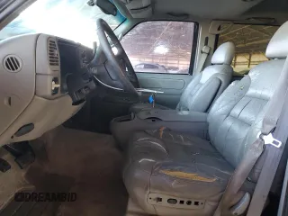 1999 Chevrolet Suburban z VIN 3GNFK16R3XG217135, wystawiony jako Copart lot #57158455 z przebiegiem 200 002 mil mil oraz Czysty tytuł • Clean title. Historia ofert i sprzedaży dostępna na DreamBid. Obrazek 7.