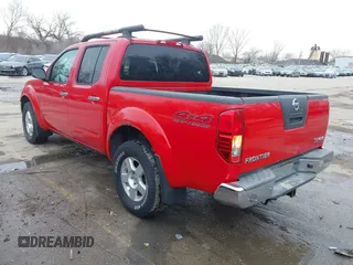 2006 Nissan Frontier SE z VIN 1N6AD07W96C455744, wystawiony jako IAAI lot #41728920 z przebiegiem 176 107 mil mil oraz . Historia ofert i sprzedaży dostępna na DreamBid. Obrazek 3.