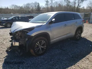 2018 Toyota Highlander LE z VIN 5TDZARFH4JS040991, wystawiony jako Copart lot #48375895 z przebiegiem 47 243 mil mil oraz Szkoda całkowita • Salvage title. Historia ofert i sprzedaży dostępna na DreamBid. Obrazek 1.