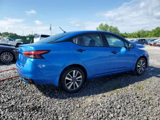 2024 Nissan Versa S z VIN 3N1CN8DV8RL849203, wystawiony jako Copart lot #56414195 z przebiegiem 22 127 mil mil oraz Szkoda całkowita • Salvage title. Historia ofert i sprzedaży dostępna na DreamBid. Obrazek 3.