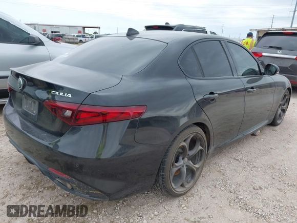 2017 Alfa Romeo Giulia Ti z VIN ZARFAECNXH7556854, wystawiony jako IAAI lot #41973525 z przebiegiem 129 413 mil mil oraz . Historia ofert i sprzedaży dostępna na DreamBid. Obrazek 4.