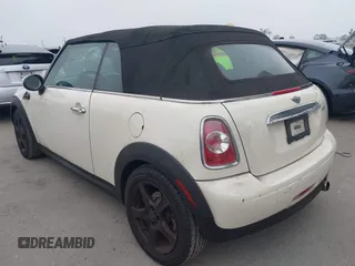 2011 MINI Convertible z VIN WMWZN3C5XBTZ89487, wystawiony jako IAAI lot #42500274 z przebiegiem 119 172 mil mil oraz . Historia ofert i sprzedaży dostępna na DreamBid. Obrazek 3.