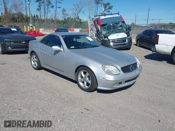 2001 Mercedes-Benz SLK 230/320 z VIN WDBKK65F71F210921, wystawiony jako IAAI lot #41718596 z przebiegiem 94 332 mil mil oraz . Historia ofert i sprzedaży dostępna na DreamBid. Obrazek 1.
