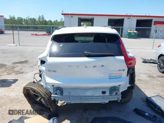 2025 Volvo XC40 Plus Dark Theme с VIN YV4L12UC2S2451557, выставлен на аукционе IAAI как лот 42136456 с пробегом 3 796 миль миль и . История ставок и продаж доступна на DreamBid. Изображение 16.