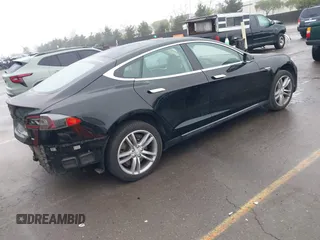 2013 Tesla Model S с VIN 5YJSA1CN0DFP20408, выставлен на аукционе IAAI как лот 41524470 с пробегом Не указан миль и . История ставок и продаж доступна на DreamBid. Изображение 4.