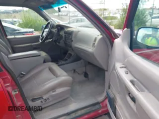 1996 Ford Explorer XLT z VIN 1FMDU32P9TZA66446, wystawiony jako IAAI lot #42643571 z przebiegiem 174 927 mil mil oraz . Historia ofert i sprzedaży dostępna na DreamBid. Obrazek 5.