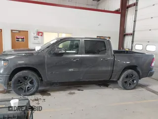 2020 Ram 1500 Big Horn z VIN 1C6SRFFT6LN103179, wystawiony jako IAAI lot #41884083 z przebiegiem 63 461 mil mil oraz . Historia ofert i sprzedaży dostępna na DreamBid. Obrazek 14.