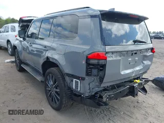 2024 Lexus GX 550 Luxury z VIN JTJVBCDX6R5010778, wystawiony jako IAAI lot #41902851 z przebiegiem 14 133 mil mil oraz . Historia ofert i sprzedaży dostępna na DreamBid. Obrazek 3.