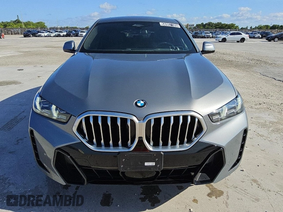2025 BMW X6 xDrive40i z VIN 5UX33EX02S9W99295, wystawiony jako Copart lot #56997185 z przebiegiem 31 308 mil mil oraz Czysty tytuł • Clean title. Historia ofert i sprzedaży dostępna na DreamBid. Obrazek 5.