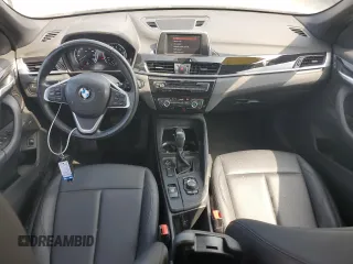 2018 BMW X1 sDrive28i z VIN WBXHU7C30J3H42992, wystawiony jako Copart lot #55065275 z przebiegiem 80 490 mil mil oraz Szkoda całkowita • Salvage title. Historia ofert i sprzedaży dostępna na DreamBid. Obrazek 8.