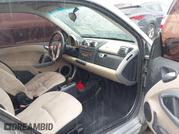 2009 Smart fortwo Pure z VIN WMEEJ31X49K226366, wystawiony jako IAAI lot #42430117 z przebiegiem 107 962 mil mil oraz . Historia ofert i sprzedaży dostępna na DreamBid. Obrazek 5.