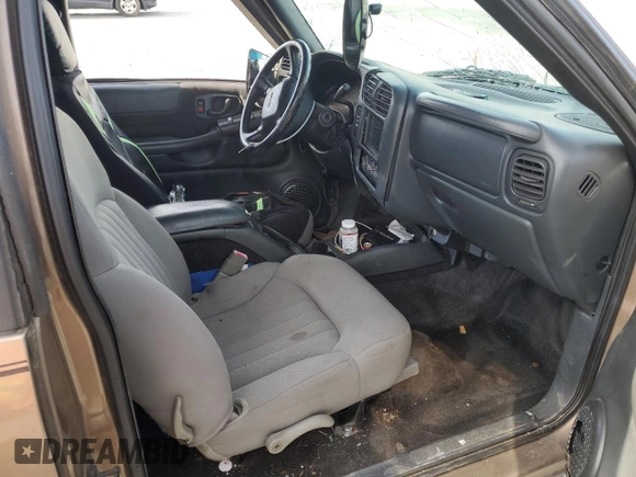 2003 GMC Sonoma SLS z VIN 1GTCS19X538182443, wystawiony jako Copart lot #84875374 z przebiegiem Nie podano mil oraz Szkody całkowita. Historia ofert i sprzedaży dostępna na DreamBid. Obrazek 8.