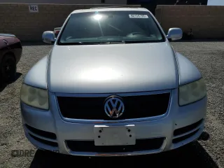 2005 Volkswagen Touareg z VIN WVGCM77L95D014940, wystawiony jako Copart lot #60156795 z przebiegiem 114 551 mil mil oraz Czysty tytuł • Clean title. Historia ofert i sprzedaży dostępna na DreamBid. Obrazek 5.