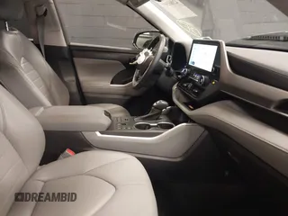 2023 Toyota Highlander L z VIN 5TDKDRBH2PS022528, wystawiony jako IAAI lot #42001557 z przebiegiem 29 527 mil mil oraz . Historia ofert i sprzedaży dostępna na DreamBid. Obrazek 5.
