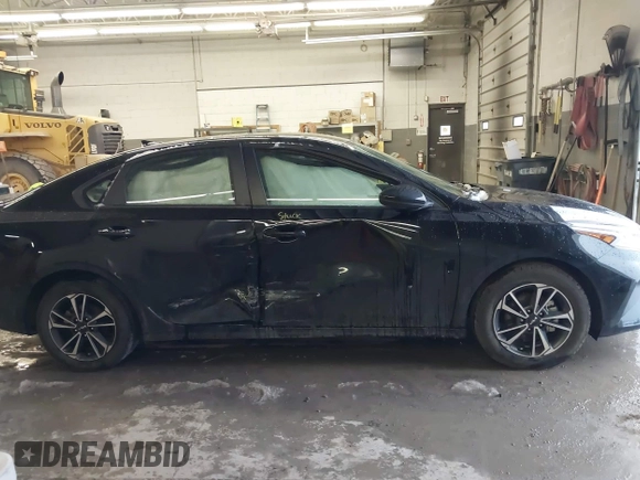 2024 Kia Forte LXS z VIN 3KPF24AD1RE758415, wystawiony jako IAAI lot #41227094 z przebiegiem 11 615 mil mil oraz . Historia ofert i sprzedaży dostępna na DreamBid. Obrazek 6.
