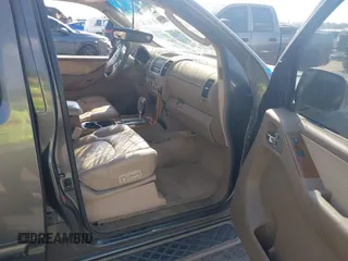 2006 Nissan Pathfinder SE z VIN 5N1AR18UX6C605346, wystawiony jako IAAI lot #41463602 z przebiegiem 221 026 mil mil oraz . Historia ofert i sprzedaży dostępna na DreamBid. Obrazek 5.