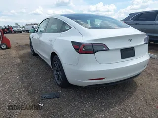 2020 Tesla Model 3 Standard Range Plus z VIN 5YJ3E1EA3LF794276, wystawiony jako IAAI lot #42390409 z przebiegiem 51 924 mil mil oraz . Historia ofert i sprzedaży dostępna na DreamBid. Obrazek 3.