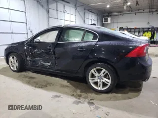 2015 Volvo S60 T5 Premier z VIN YV1612TK1F2332441, wystawiony jako Copart lot #89086705 z przebiegiem Nie podano mil oraz Szkoda całkowita • Salvage title. Historia ofert i sprzedaży dostępna na DreamBid. Obrazek 2.