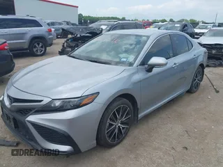 2023 Toyota Camry SE z VIN 4T1G11AK9PU155937, wystawiony jako IAAI lot #42121016 z przebiegiem 35 523 mil mil oraz . Historia ofert i sprzedaży dostępna na DreamBid. Obrazek 2.