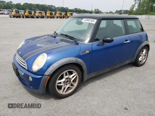 2005 MINI Hardtop z VIN WMWRC33575TJ72830, wystawiony jako Copart lot #53948105 z przebiegiem 121 751 mil mil oraz Szkoda całkowita • Salvage title. Historia ofert i sprzedaży dostępna na DreamBid. Obrazek 1.