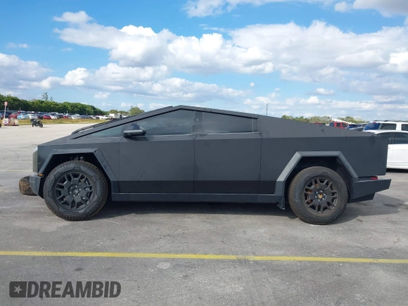 2024 Tesla Cybertruck z VIN 7G2CEHED5RA042424, wystawiony jako IAAI lot #41242343 z przebiegiem 1 222 mil mil oraz . Historia ofert i sprzedaży dostępna na DreamBid. Obrazek 15.