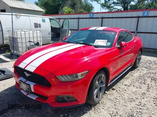 2015 Ford Mustang EcoBoost z VIN 1FA6P8TH3F5337916, wystawiony jako IAAI lot #42176893 z przebiegiem 120 757 mil mil oraz . Historia ofert i sprzedaży dostępna na DreamBid. Obrazek 6.