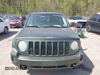 2008 Jeep Patriot Sport with VIN 1J8FF28W98D785130, listed as a IAAI auction lot 42069574 with 180,092 mi miles. Bid and sale history available at carsss.com. Image 12.