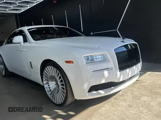 2015 Rolls-Royce Wraith z VIN SCA665C52FUX85482, wystawiony jako Copart lot #77887554 z przebiegiem 99 781 mil mil oraz Szkody całkowita. Historia ofert i sprzedaży dostępna na DreamBid. Obrazek 1.