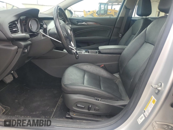 2018 Buick Regal Essence с VIN W04GP6SX8J1086932, выставлен на аукционе Copart как лот 54824185 с пробегом 69 473 миль миль и Списание • Salvage title. История ставок и продаж доступна на DreamBid. Изображение 7.