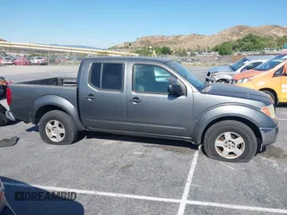 2006 Nissan Frontier SE z VIN 1N6AD07U16C452948, wystawiony jako IAAI lot #42376966 z przebiegiem 228 540 mil mil oraz . Historia ofert i sprzedaży dostępna na DreamBid. Obrazek 13.