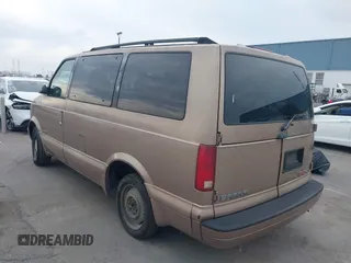 1996 GMC Safari with VIN 1GKDM19W3TB533427, listed as a IAAI auction lot 38894124 with 261,801 mi miles. Bid and sale history available at carsss.com. Image 3.
