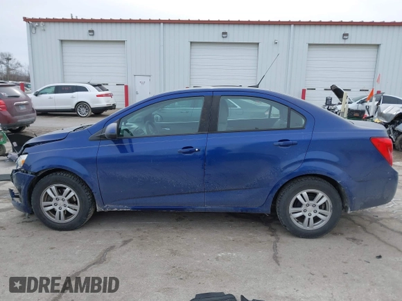 2012 Chevrolet Sonic LS z VIN 1G1JA5SH6C4199806, wystawiony jako IAAI lot #41454660 z przebiegiem 124 691 mil mil oraz . Historia ofert i sprzedaży dostępna na DreamBid. Obrazek 14.
