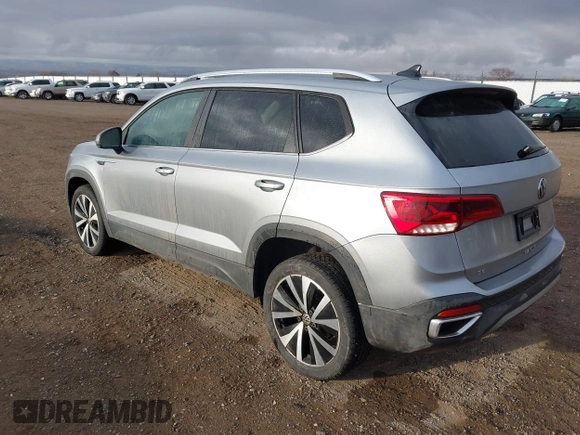 2024 Volkswagen Taos SE z VIN 3VVSX7B23RM047661, wystawiony jako IAAI lot #41609371 z przebiegiem 16 038 mil mil oraz . Historia ofert i sprzedaży dostępna na DreamBid. Obrazek 3.