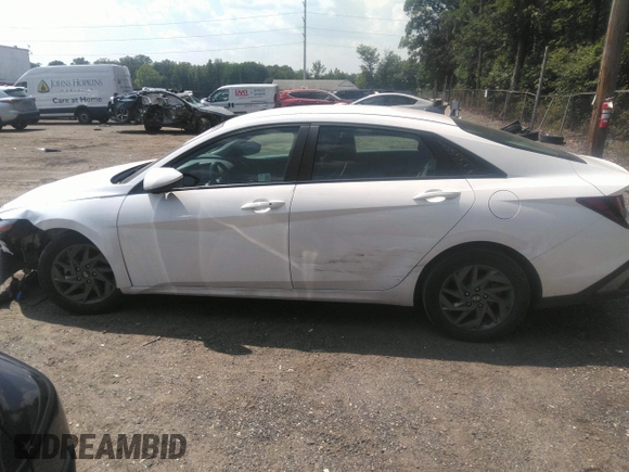 2024 Hyundai Elantra SEL z VIN KMHLM4DG8RU678626, wystawiony jako IAAI lot #42794258 z przebiegiem 53 871 mil mil oraz . Historia ofert i sprzedaży dostępna na DreamBid. Obrazek 14.