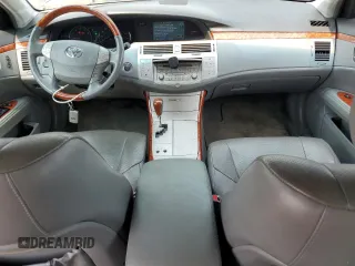 2005 Toyota Avalon XL z VIN 4T1BK36B85U014222, wystawiony jako Copart lot #59955415 z przebiegiem 239 897 mil mil oraz Czysty tytuł • Clean title. Historia ofert i sprzedaży dostępna na DreamBid. Obrazek 8.