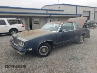 1983 Oldsmobile Cutlass Supreme z VIN 1G3AR47A1DM520447, wystawiony jako Copart lot #58216235 z przebiegiem 88 361 mil mil oraz Szkoda całkowita • Salvage title. Historia ofert i sprzedaży dostępna na DreamBid. Obrazek 1.