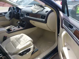 2015 Volkswagen Touareg Lux z VIN WVGEP9BP2FD007450, wystawiony jako IAAI lot #42144344 z przebiegiem 174 308 mil mil oraz . Historia ofert i sprzedaży dostępna na DreamBid. Obrazek 5.