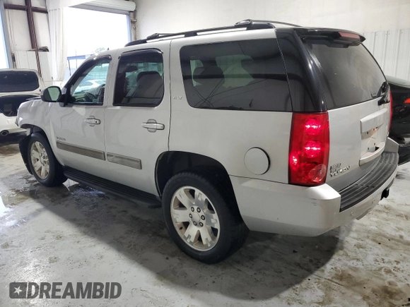2010 GMC Yukon SLT with VIN 1GKUCCE07AR284702, listed as a Copart auction lot 71031564 with 113,708 mi miles and Salvage Title. Bid and sale history available at carsss.com. Image 2.