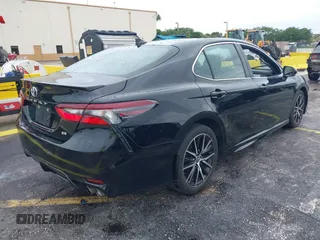 2023 Toyota Camry SE z VIN 4T1G11AK4PU121775, wystawiony jako IAAI lot #42236239 z przebiegiem 51 146 mil mil oraz . Historia ofert i sprzedaży dostępna na DreamBid. Obrazek 4.