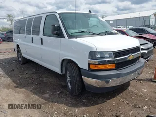 2020 Chevrolet Express Passenger LT z VIN 1GAZGPFG0L1243105, wystawiony jako IAAI lot #42086334 z przebiegiem 79 370 mil mil oraz . Historia ofert i sprzedaży dostępna na DreamBid. Obrazek 1.