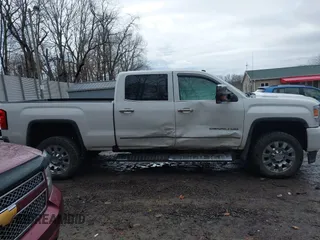 2019 GMC Sierra 2500HD Denali with VIN 1GT12SEY8KF226666, listed as a IAAI auction lot 41717939 with 45,325 mi miles. Bid and sale history available at carsss.com. Image 14.
