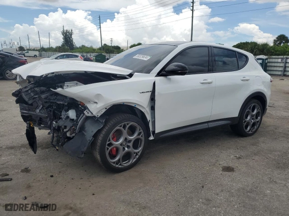 2024 Alfa Romeo Tonale Veloce with VIN ZASPATDW7R3051085, listed as a Copart auction lot 58329634 with 15,729 mi miles and Salvage Title. Bid and sale history available at carsss.com. Image 1.