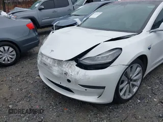2018 Tesla Model 3 Long Range Battery z VIN 5YJ3E1EB8JF135728, wystawiony jako IAAI lot #41863870 z przebiegiem 124 053 mil mil oraz . Historia ofert i sprzedaży dostępna na DreamBid. Obrazek 6.