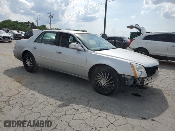 2010 Cadillac DTS 1SA z VIN 1G6KA5EY5AU111898, wystawiony jako Copart lot #54946955 z przebiegiem 44 259 mil mil oraz Szkoda całkowita • Salvage title. Historia ofert i sprzedaży dostępna na DreamBid. Obrazek 4.