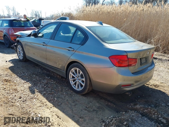 2016 BMW 3 Series 320i xDrive z VIN WBA8E5G56GNT93029, wystawiony jako IAAI lot #41652248 z przebiegiem 93 088 mil mil oraz . Historia ofert i sprzedaży dostępna na DreamBid. Obrazek 3.