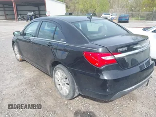 2013 Chrysler 200 LX z VIN 1C3CCBAB7DN735376, wystawiony jako IAAI lot #41835046 z przebiegiem 134 461 mil mil oraz . Historia ofert i sprzedaży dostępna na DreamBid. Obrazek 3.