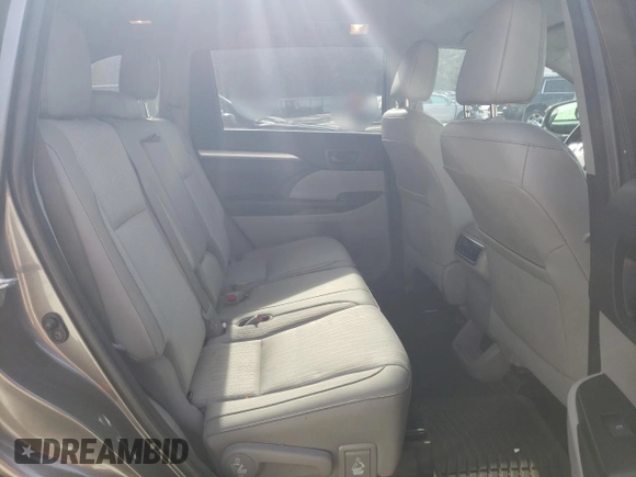 2017 Toyota Highlander LE z VIN 5TDZZRFH1HS217693, wystawiony jako Copart lot #50198455 z przebiegiem 67 912 mil mil oraz Szkoda całkowita • Salvage title. Historia ofert i sprzedaży dostępna na DreamBid. Obrazek 11.