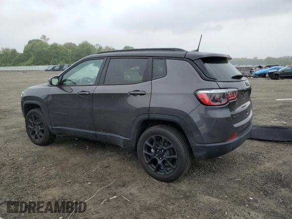 2024 Jeep Compass Latitude z VIN 3C4NJDBN8RT120485, wystawiony jako Copart lot #57960485 z przebiegiem 7 677 mil mil oraz Szkoda całkowita • Salvage title. Historia ofert i sprzedaży dostępna na DreamBid. Obrazek 2.