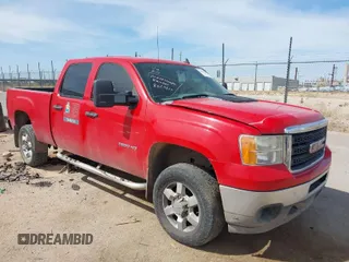 2011 GMC Sierra 2500HD z VIN 1GT11ZCG4BF265020, wystawiony jako IAAI lot #41896203 z przebiegiem 98 614 mil mil oraz . Historia ofert i sprzedaży dostępna na DreamBid. Obrazek 1.